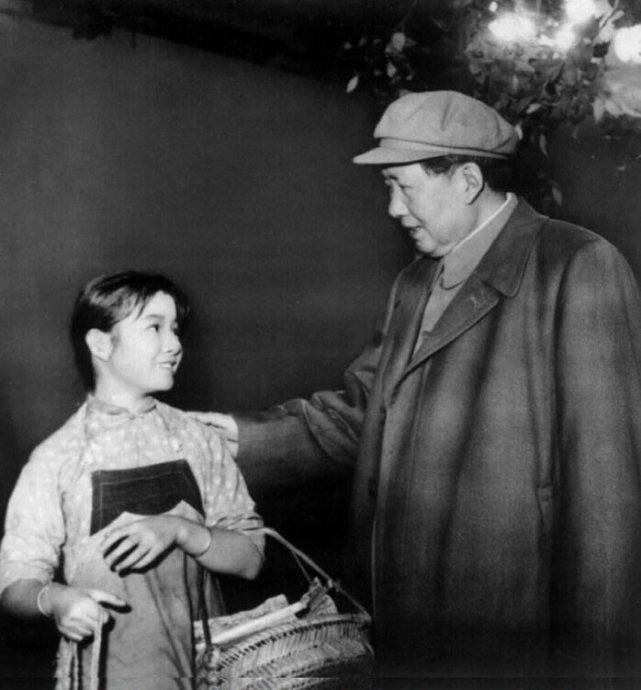 1958年，毛泽东在长春电影制片厂与小演员谈话。