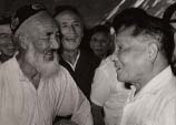 1981年8月：鄧小平在新疆吐魯番視察時，維吾爾族老大爺送上豐收的果實