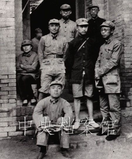 鄧小平與部分政治工作干部在紅軍勝利到達陝北后在旬邑縣的合影