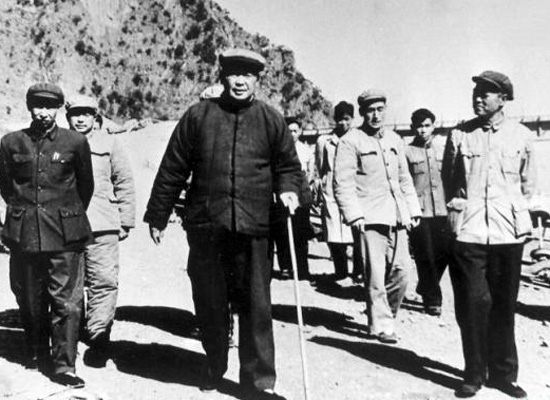 1966年2月，閻紅彥（前排中）在雲南農村調查