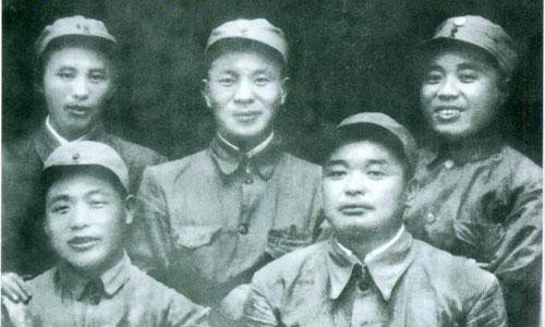1946年春，晉冀魯豫野戰軍第三縱隊領導人在焦作：陳錫聯（前左）、閻紅彥（前右）、曾紹山（后左）、盧仁燦（后中）、彭濤（后右）
