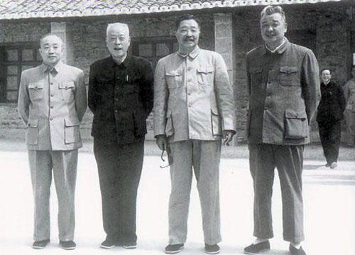 1966年4月，廖志高（左起）、李井泉、賀龍、閻紅彥在四川威遠