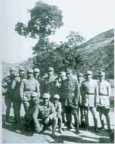 抗日戰爭時期，閻紅彥（后左五）與朱德等在陝北