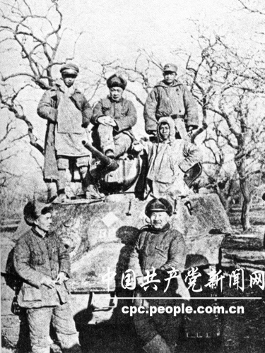 張雲逸（前右一）同陳毅（坦克上左二）等在魯南戰役中繳獲的坦克前留影