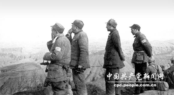 彭德懷（左二）、習仲勛（左三）等在青化砭戰場上