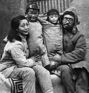 1942年，羅榮桓和夫人林月琴與子女在一起