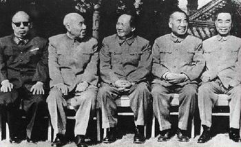 1962年4月，羅榮桓參加第二屆全國人民代表大會第三次會議時，同毛澤東、周恩來、朱德、董必武等合影