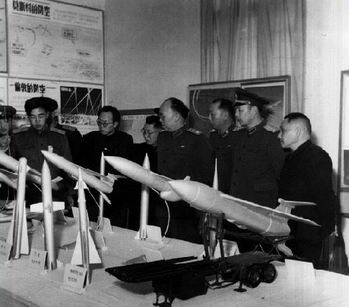 1957年，羅榮桓參觀防空軍展覽