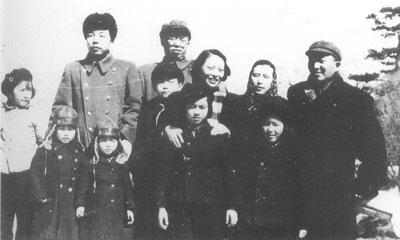 上世紀50年代，羅榮桓(左二)、羅瑞卿(后排左五)與郝治平(左四)、王新蘭(左三)，肖華(左一)及孩子們在北京頤和園合影