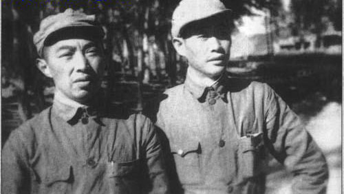 1948年夏晉中戰役期間，張祖諒與王新亭（左一）在山西太谷
