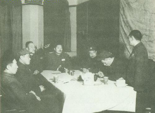 1952年冬，王新亭（左起）和陳鶴橋、李達、賀龍、李夫克、黃立清、余秋裡在西南軍區黨委常委會上
