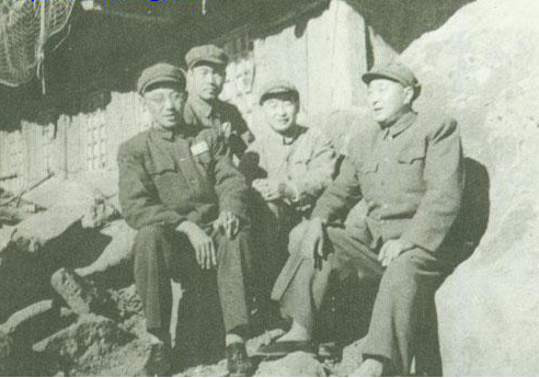 1953年，王新亭（左起）和張蘊玉、谷景生、李成芳在朝鮮