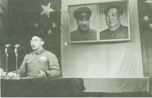 1953年，王新亭在西南軍區文藝觀摩演出閉幕式上講話
