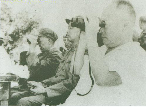 1964年8月，王新亭（左）與李天佑、陳毅（右）在濟南黃河南岸觀看通信兵戰士大比武