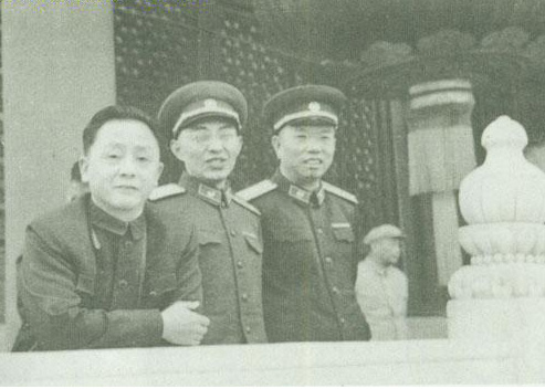 1962年國慶節，王新亭和王樹聲、童小鵬在天安門城樓上
