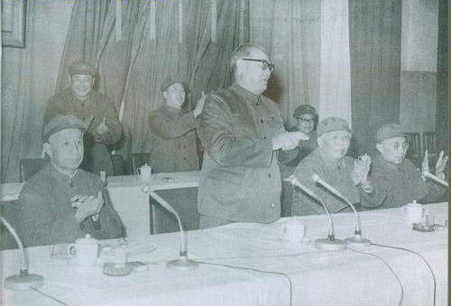 1972年11月14日，粟裕(前排左起，新任第一政治委員)、葉劍英(原任院長兼政治委員)、宋時輪(新任院長)、王新亭(新任政治委員) 出席軍事科學院領導班子交接大會