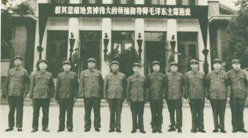 1976年，王蘊瑞（左起）、陳漫遠、王新亭、韓雙亭、宋時輪、粟裕、蕭華、張翼翔、高銳、郭化若、高體乾在軍事科學院悼念毛澤東會場