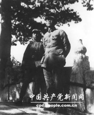 1937年11月，時任八路軍第115師第344旅政委的黃克誠（右）在山西五台山