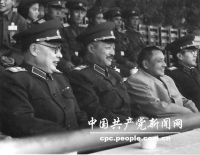 1955年，黃克誠（左四）同鄧小平（左三）、陳毅（左一）、賀龍（左二）等在全軍射擊運動會看台上
