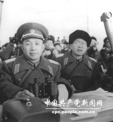 1955年11月，黃克誠（右）同粟裕（左）等在旅大觀看抗登陸軍事演習