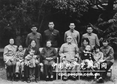 1981年，黃克誠（前排中）在玉泉山同家人在一起