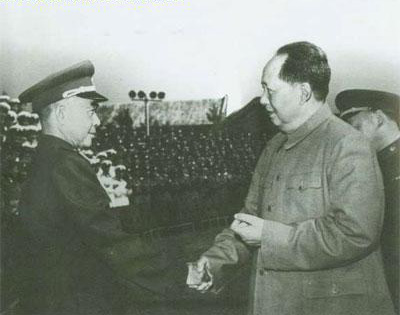 1959年9月，毛泽东接见国防委员会委员、中国人民解放军第二十一兵团司令员陈明仁上将