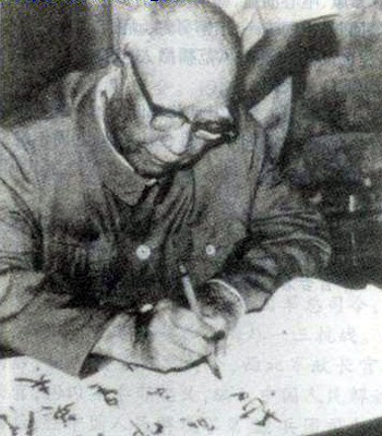 1985年9月，董其武在抗日戰爭勝利40周年展覽剪彩儀式上簽字