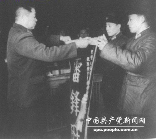 1963年1月7日，沈陽軍區司令陳錫聯向“雷鋒班”授旗