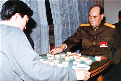 1995年，張萬年在人大會議休息時下棋（資料圖）