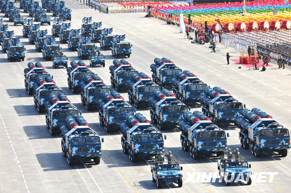 2009年國慶閱兵紅-9地空導彈方隊接受檢閱