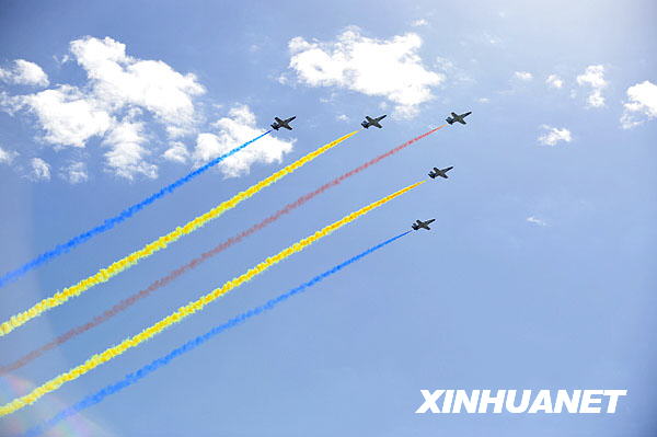 2009年國慶閱兵，教練機梯隊飛過北京上空