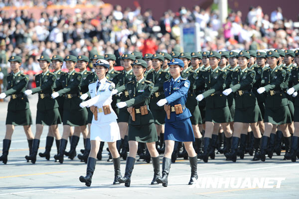 2009年國慶閱兵，三軍女兵方隊接受檢閱