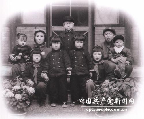 1951年，王平、夫人范景新與七個子女在北京大紅羅廠家中