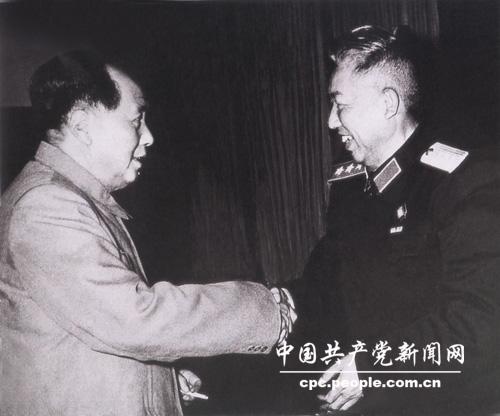 1958年，王平與毛澤東在中南海懷仁堂