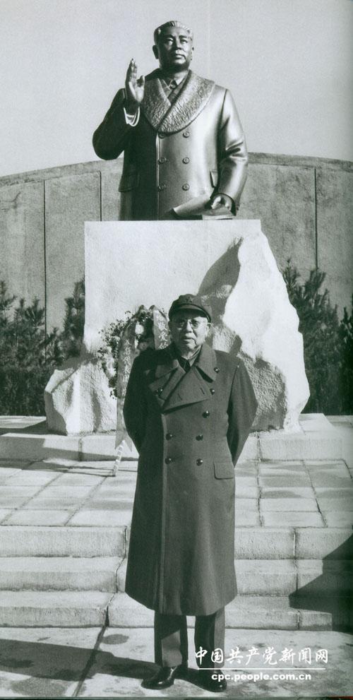 1980年，王平在朝鮮周恩來銅像前留影
