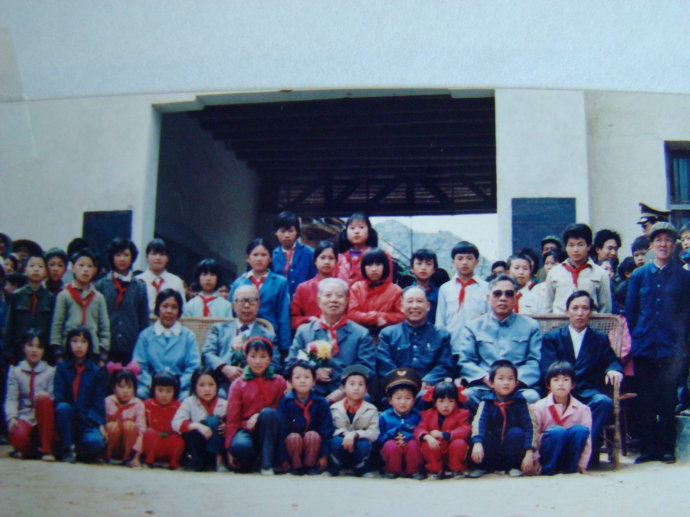 1988年，鄧力群回到家鄉桂東縣，與當地學生合影