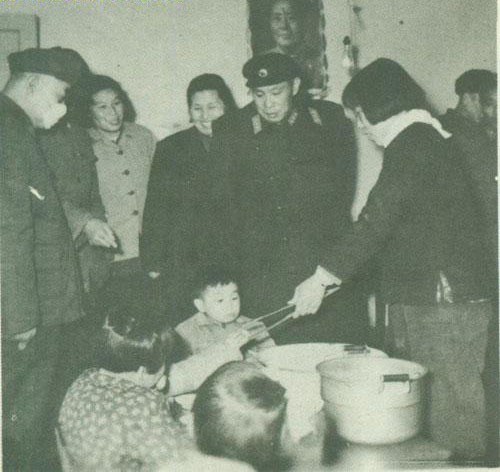 1960年，劉震視察空軍學院幼兒園