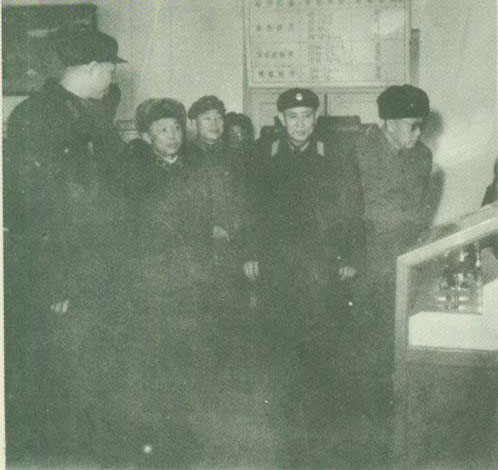 1961年，劉震參觀空軍學院教學設備