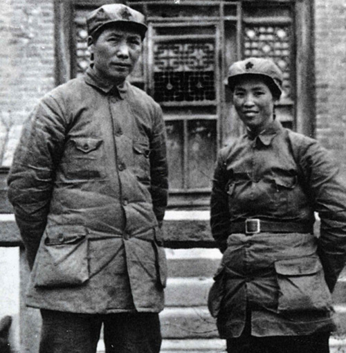 賀子珍，1934年10月參加中央紅軍長征。后在貴州境內遭遇敵機轟炸身負重傷，乘擔架隨軍轉戰。