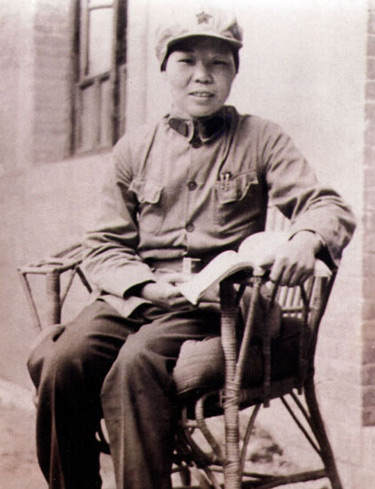 錢希均，1934年10月參加中央紅軍長征。到達陝北后，任中華蘇維埃中央政府西北辦事處國民經濟部黨支部書記兼會計科科長。
