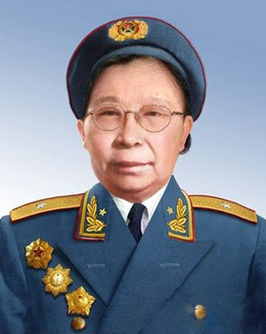 李貞，1934年10月參加長征。1955年，李貞被授予少將軍銜，是新中國第一位女將軍。