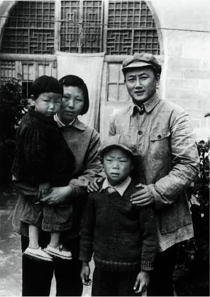 彭儒，1934年參加長征，不久因病又返回蘇區中央分局。（圖為彭儒與愛人陳正人及子女在延安）