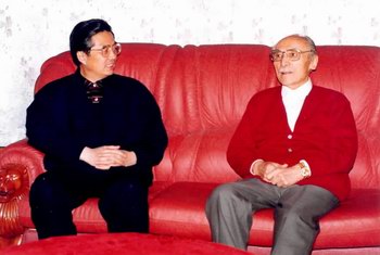 1998年，胡锦涛同志到家中看望赛福鼎同志。