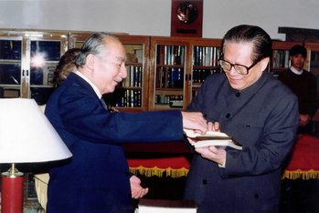 1993年，江泽民同志到家中看望第七届全国人大常委会副委员长赛福鼎同志。