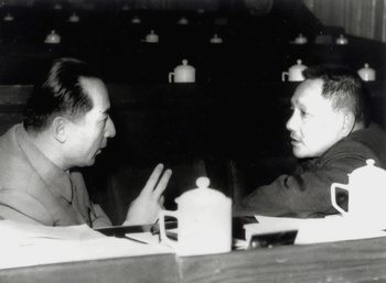 1959年，担任第二届全国人大常委会副委员长的赛福鼎同志同邓小平副总理在北京人民大会堂亲切交谈。