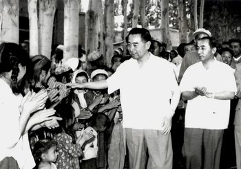 1965年，赛福鼎同志与周恩来总理在新疆。