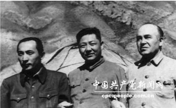 1952年7月，赛福鼎・艾则孜（左）在新疆与习仲勋（中）、包尔汉（右）合影。