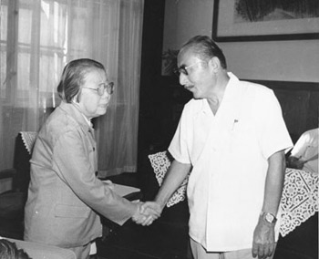 1983年，邓颖超同第六届全国人大常委会副委员长赛福鼎亲切握手。