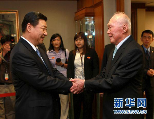 2010年11月14日，習近平在新加坡會見新加坡內閣資政李光耀（新華社龐興雷攝）