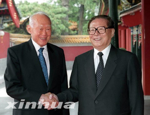 2002年9月10日，江澤民在北京中南海會見來華訪問的新加坡內閣資政李光耀
